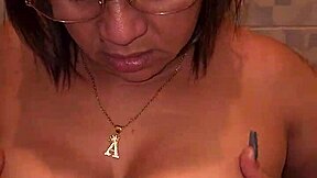 Encuentro Las Tangas De Mi Madrastra En El Ba�o Y Me Encuentran Con Las Manos En La Paja