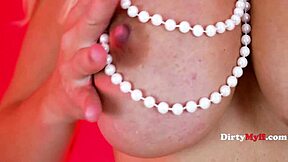 Big ass MILF loves her own fluids!