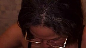 Jeg finner stemors tangaer på badet og blir tatt med hånda på pikk