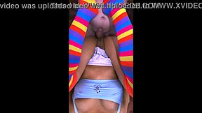 A jovem universitária encontra homem mais velho no bar e depois de umas bebidas terminam no apartamento dele