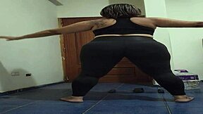 Madura Haciendo Ejercicio En Leggins Transparentes