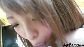 18-letnia japońska dziewczyna ciekawa pierwszego creampie w porno