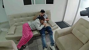 madrastra folla hijastro en cama compartida