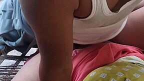 Južnoindijska teta stoka med drznim jebanjem