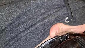 sborrata e gemiti sexy e perverso con pisciata e giubbotto di pelle - sega con sborrata e intensi gemiti con dialoghi sporchi