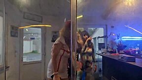 तुम काम पर हो तो कार में मेरा हैलोवीन वीडियो एंजॉय करो