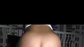 발코니에서 장난감과 자위로 상세한 보지 분출하는 공개 야외 솔로