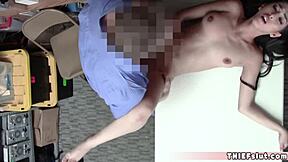 Hovorí: Chytená v obchodnom centre s odkrytým zadkom.