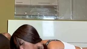 18岁辣妹生日叫黑表哥送大鸡巴