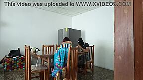 पापी नौकरानी अपनी सुंदर चूत फैला देती है