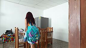 पापी नौकरानी अपनी सुंदर चूत फैला देती है