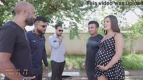 Lolla Lollynha gravidă senzuală se intimizează cu 4 parteneri mari cu acțiuni intense și footjob