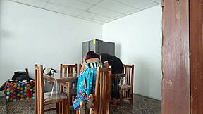 Syntinen piika levittää söpöä pilluaan auki