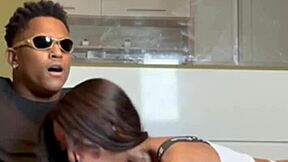 18岁辣妹生日叫黑表哥送大鸡巴