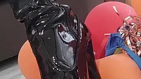 Watch Veve Pop Balloons In Latex Stockings!