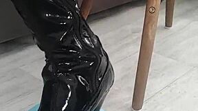 Watch Veve Pop Balloons In Latex Stockings!