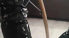 Watch Veve Pop Balloons In Latex Stockings!