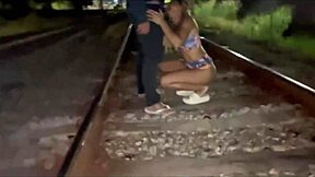 Esposa casi follada en sendero bici mientras cornudo mira cachondo