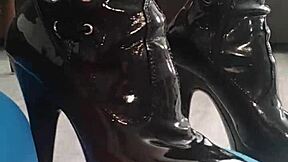 Watch Veve Pop Balloons In Latex Stockings!