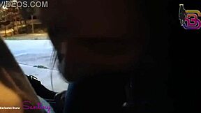 Essa gostosa da bunda grande bate uma punheta para essa rola enorme no meio da praça