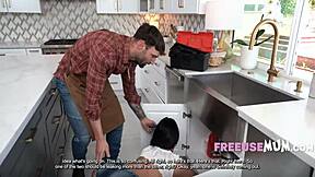 Big ass milf gets freeused in doggystyle by handyman