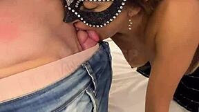 Casada apronta no bar do hotel enquanto o corno espia depois leva o macho para o quarto para ser amarrada em um bdsm faz um squirt dá o cu e leva porra na cara completo no sheer