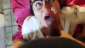 Nerd safada performs deep throat until cum on face