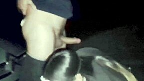 Pro du sexe reçoit en rue avec creampie anal