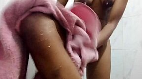 Desi indian teen shows amazing pussy and boobs indoors!