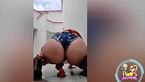 rica vaquera culona monta su gran juguete para dar unos sabrosos sentones