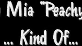 Mia Peach lesbians sex in bathroom!