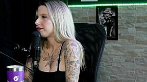 Loira safada demonstra o seu boquete fica pelada mostrando a buceta depois de falar sobre o dia que decidiu fazer sexo anal