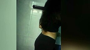 Mršava 18-godišnja mlada dozvoljava da joj milujem savršene sise u kućnom videu