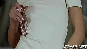 जवान लड़की स्नैच में डिल्डो ठूसती है बोल्डली