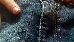 Ta mala kurva sa malim sisama izlazi na ulicu u šortsu bez gaćica, vidi kako joj je pička dlakava.