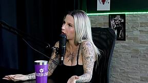 Loira safada demonstra o seu boquete fica pelada mostrando a buceta depois de falar sobre o dia que decidiu fazer sexo anal