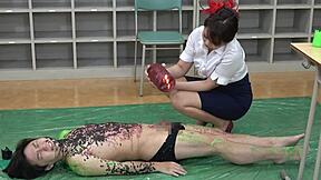 Sadistisk lærerinne får student til å underkaste seg i klasserommet. Full kontroll med strapon og strømpebukser