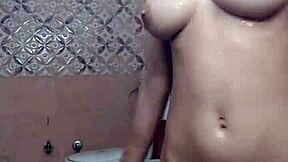 Desi step sister ne step brother ko nanga karke nahalaya