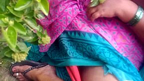 Indian beauty aunty shows boobs in porn video