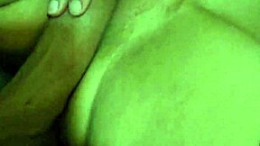 Casal Fazendo Sacanagem No Sofá E Batendo Punheta Pro Marido Com Os Pés