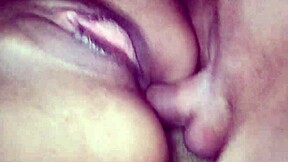 ele ficou me tocando e não resistiu colou o pau em mim