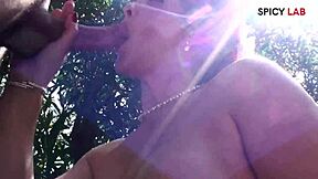 La mistress si masturba attraverso le calze velate