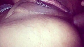 ele ficou me tocando e não resistiu colou o pau em mim