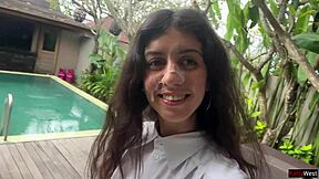 Я попросила незнакомца сфоткать на пляже, и он трахнул меня в отеле.