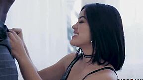 Jason Brown ohýbá Kendru Spades a vrtá její kundu v psí pozici