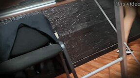 Upskirt hermanastra nataly en minifalda sin bragas cute.