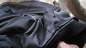 Tranny cums while playing in the car