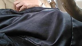 Tranny cums while playing in the car