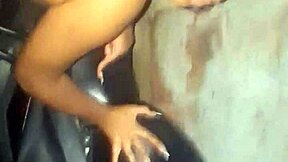 Parei a Moto no Beco e Meti Leite na Buceta Dela Ali Mesmo Filha da Puta Gostosa