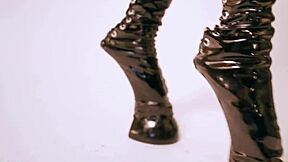 Undergiven i latexklackar och uniform för rollspel